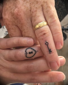 Фото парных тату на пальцах: на одном пальце изображен замок в форме сердца, на другом – ключ. Символ любви и верности.