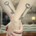 Фото тату ключ на руке 21.08.2019 №041 - tattoo key on hand - tatufoto.com