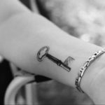 Фото тату ключ на руке 21.08.2019 №044 - tattoo key on hand - tatufoto.com