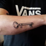 Фото тату ключ у мужчин 21.08.2019 №011 - tattoo key in men - tatufoto.com