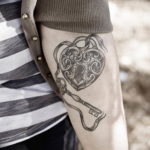 Фото тату сердце и ключ 21.08.2019 №083 - heart and key tattoo - tatufoto.com