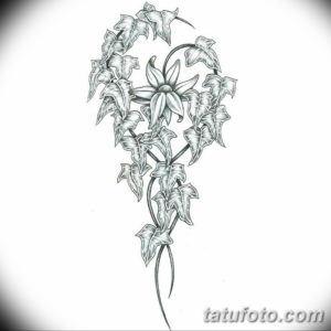 Черно-белый эскиз татуировки с изображением цветка, обвитого вьющимися растениями и листьями. Подходит для нанесения на руку или спину.