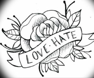 Черно-белое фото тату с изображением розы и надписи 'Love Hate' на ленте. Классический рисунок татуировки в стиле олд скул.