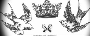 Черно-белый эскиз татуировки с изображением королевской короны, двух летящих птиц и перекрещенных старинных ключей. Символ свободы, власти и тайн.