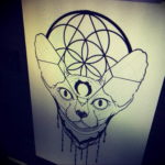 Черно-белый эскиз татуировки с изображением головы сфинкса, окруженной цветком жизни. Мистический и символичный дизайн для ценителей эзотерики.
