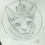 Эскиз татуировки сфинкса в короне, выполненный в технике графики. Изображение окружено лучами света, придающими ему мистический вид.
