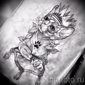 Черно-белый эскиз татуировки сфинкса в короне, украшенного цветами и лентами. Изображение выполнено в реалистичном стиле с детализированной проработкой.