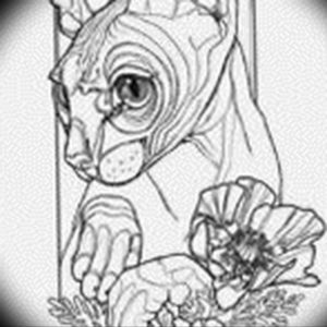Черно-белый эскиз татуировки сфинкса, сидящего среди цветущих маков. Изображение выполнено в линейном стиле с детализированной проработкой.