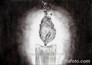 Черно-белый эскиз татуировки, изображающий лицо, словно вырезанное из пламени свечи, на фоне темного, зернистого фона, создающего атмосферу таинственности.