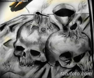 Черно-серый эскиз татуировки: два черепа и горящая свеча, выполненные в реалистичной манере с использованием теней и световых эффектов.