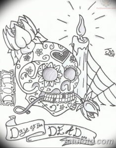 Черно-белый эскиз татуировки в стиле Day of the Dead: череп, украшенный цветами и свечой, с детальной проработкой узоров и символов.
