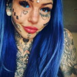 Амбер Люке и реакция соцсетей на ее новую татуировку нанесённую на щеке - фото 1