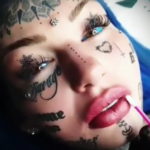 Амбер Люке и реакция соцсетей на ее новую татуировку нанесённую на щеке - фото 3