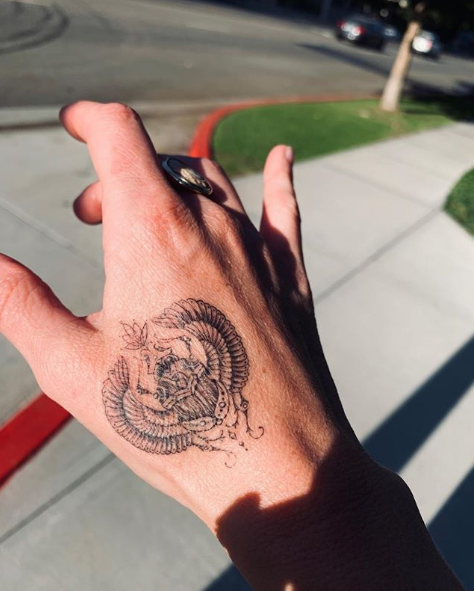 Лена Хиди сделала новую тату со скарабеем на руке