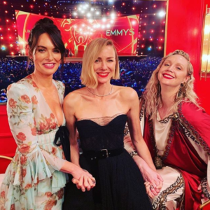 Фотография трех знаменитых актрис на красной дорожке церемонии Emmy Awards. На руках одной из актрис видна татуировка.