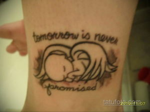 Фото татуировки на руке с изображением ангела и надписью "tomorrow is never promised". Черно-белый рисунок в стиле графика.