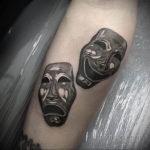 Фото две театральные маски тату 09.09.2019 №010 - tattoo theater masks - tatufoto.com