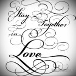 Фото тату с надписью 'Stay Together in Love', выполненной в элегантном стиле леттеринг. Черно-белый рисунок с красивыми завитушками и узорами.