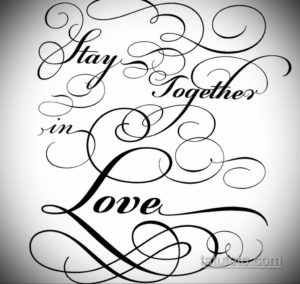 Фото тату с надписью 'Stay Together in Love', выполненной в элегантном стиле леттеринг. Черно-белый рисунок с красивыми завитушками и узорами.
