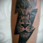 Фото тату лев в молнии 14.09.2019 №004 - lion tattoo in lightning - tatufoto.com