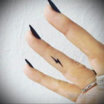 Фото тату молния на пальце 14.09.2019 №003 - finger lightning tattoo - tatufoto.com