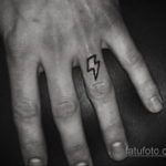 Фото тату молния на пальце 14.09.2019 №004 - finger lightning tattoo - tatufoto.com