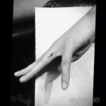 Фото тату молния на пальце 14.09.2019 №005 - finger lightning tattoo - tatufoto.com