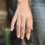 Фото тату молния на пальце 14.09.2019 №008 - finger lightning tattoo - tatufoto.com