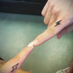 Фото тату молния на пальце 14.09.2019 №025 - finger lightning tattoo - tatufoto.com
