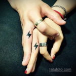 Фото тату молния на пальце 14.09.2019 №027 - finger lightning tattoo - tatufoto.com