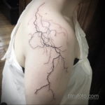 Фото тату молния на плече 14.09.2019 №006 - tattoo lightning on the shoulder - tatufoto.com