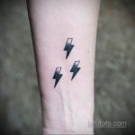 Фото тату молния на руке 14.09.2019 №018 - tattoo lightning on the arm - tatufoto.com