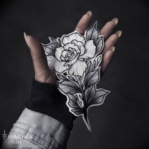 Черно-белое фото тату пиона на руке. Детализированный рисунок с тонкими линиями и штриховкой, выполненный в стиле графика.
