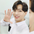 Чонгук (Jungkook) из группы BTS в аэропорту показал новую тату на руке (сентябрь 2019) - фото 1
