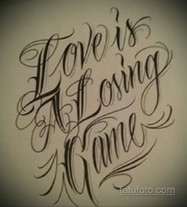 Черно-белый эскиз татуировки с фразой "Love is a Losing Game", выполненной в изящном каллиграфическом стиле с добавлением теней. Подходит для тех, кто ценит глубину и меланхолию.