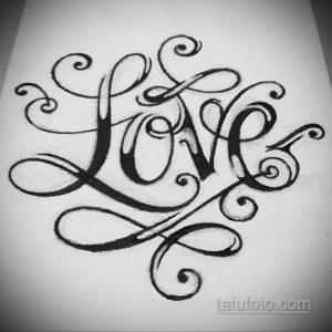 Черно-белый эскиз татуировки с надписью "Love", выполненной в изящном каллиграфическом стиле с добавлением декоративных завитушек. Идеально для женского тела.