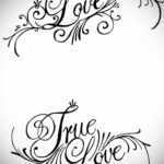 Черно-белый эскиз татуировки с надписями "Love" и "True Love", выполненными в изящном каллиграфическом стиле. Идеально подходит для запястья или щиколотки.