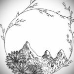 Эскиз татуировки с изображением гор, обрамленных подсолнухами и ветками. Рисунок выполнен в стиле line work с использованием тонких линий.