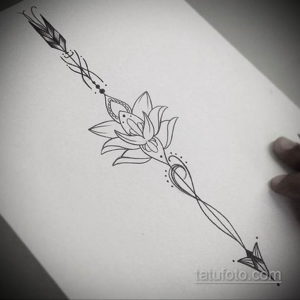 Черно-белый эскиз татуировки с изображением стрелы, украшенной цветком лотоса. Элегантный и символичный дизайн.