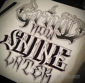Черно-белый эскиз татуировки с надписью 'Grind Now Shine Later', выполненный в стиле леттеринга с использованием геометрических форм и теней.