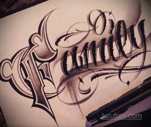 Черно-белый эскиз татуировки с надписью 'Famous', выполненный в стиле леттеринга с декоративными элементами и тенями.