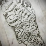 Детальный эскиз татуировки с надписью 'All Peace & Justice', окруженной языками пламени, выполненный в стиле чикано.