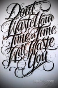 Черно-белый эскиз татуировки с мотивирующей надписью 'Don't Waste Your Time', выполненный в каллиграфическом стиле с использованием сложных узоров и декоративных элементов.