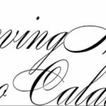 Черно-белое фото татуировки с надписью 'In Loving Memory Catalino Calacer Sr.' выполненной изящным каллиграфическим шрифтом. Эскиз тату для увековечивания памяти.