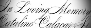 Черно-белое фото татуировки с надписью 'In Loving Memory Catalino Calacer Sr.' выполненной изящным каллиграфическим шрифтом. Эскиз тату для увековечивания памяти.