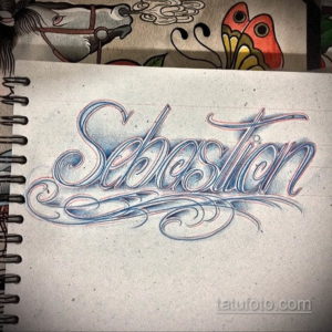 Эскиз татуировки с именем 'Sebastian', выполненный в каллиграфическом стиле с использованием синих и красных оттенков. Дополнительные рисунки в виде бабочки и лошади.