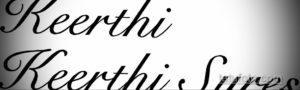 Черно-белый эскиз татуировки с именем 'Keerthi', выполненный в элегантном каллиграфическом стиле. Имя написано дважды, с разными вариациями шрифта.