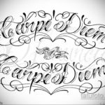 Черно-белый эскиз татуировки с надписью 'Carpe Diem' и изображением руки, держащей чернильницу. Выполнено в графическом стиле с детализированными элементами.