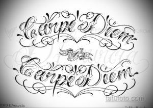 Черно-белый эскиз татуировки с надписью 'Carpe Diem' и изображением руки, держащей чернильницу. Выполнено в графическом стиле с детализированными элементами.