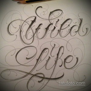 Черно-белый эскиз татуировки с надписью 'Wild Life', выполненный в изящном каллиграфическом стиле с декоративными элементами.